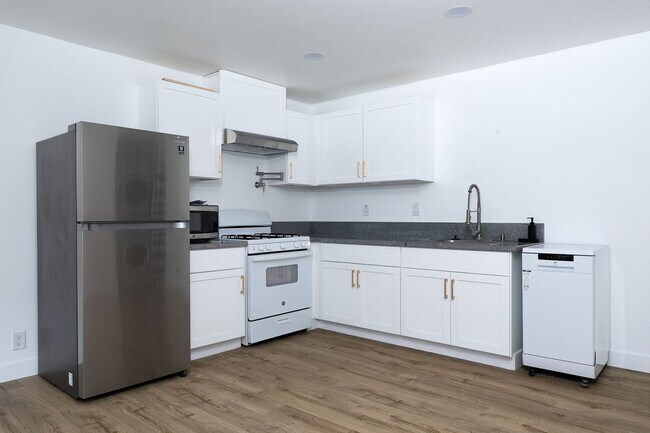 Foto del edificio - 2 Bedroom + 1.5 Bathroom Condo | Fashion Park Oxnard | Unfurnished