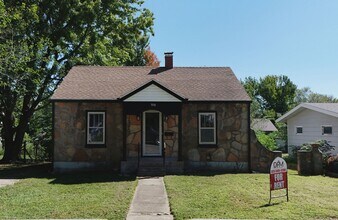 Building Photo - 508 N Oak St