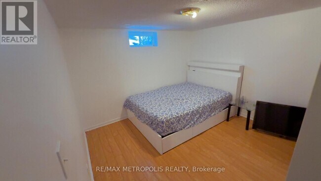 Photo du bâtiment - 78 Crittenden Square