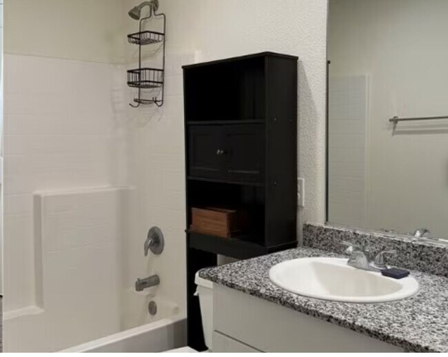Foto del edificio - 3BR 2Ba House w/fenced yard and garage nea...