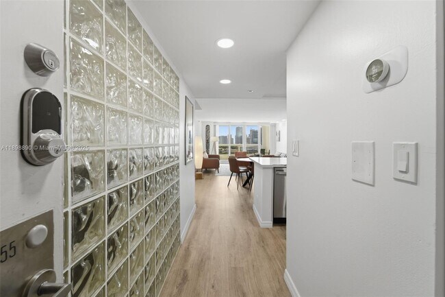 Building Photo - 1717 N Bayshore Dr