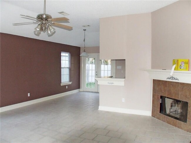 Building Photo - 35335 Fleetwood Dr