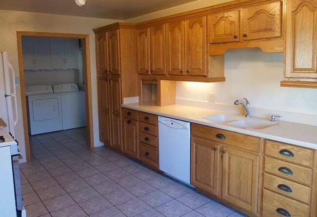 Building Photo - 402 Montclaire Dr NE