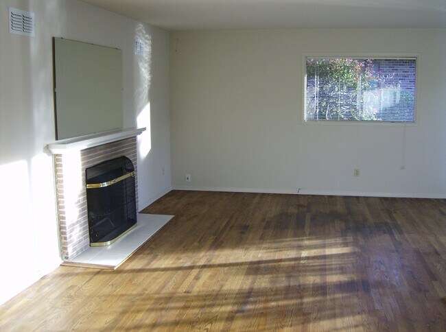 Building Photo - 4709 Fowler Ave