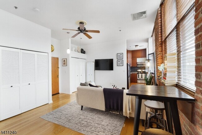 Foto del edificio - 240 Main St