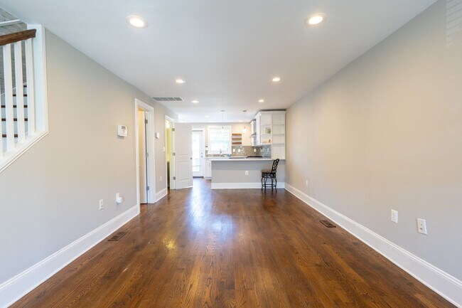 Building Photo - Beautiful 3 BR/3.5 BA Townhome in Brightwo...