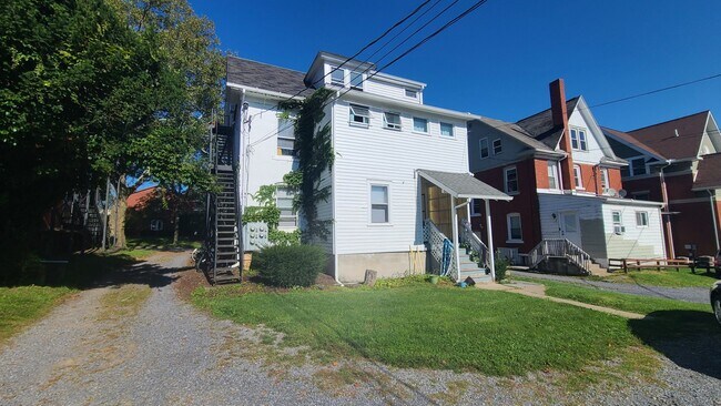 Foto del edificio - 712 W College Ave