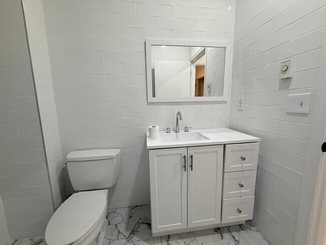 Building Photo - 452 Park Dr