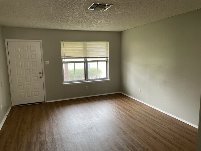 Foto del edificio - Gorgeous 3 bedroom, 2 bedroom with garage ...