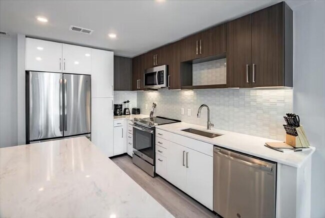 Building Photo - 4836 Rugby Ave