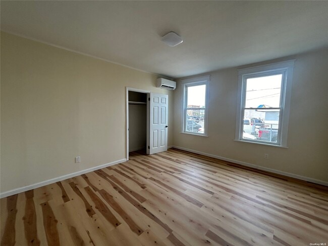 Building Photo - 331 W Merrick Rd