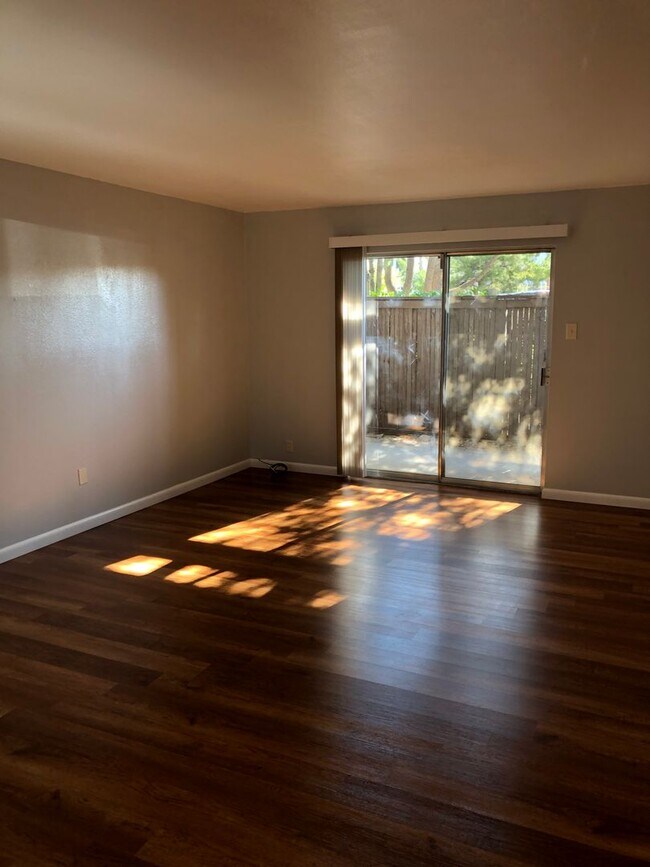Building Photo - NE UPTOWN WINROCK CONDO 1 Bedroom 1 Bath -...
