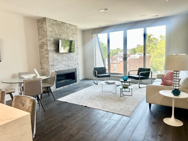 Building Photo - 2 Bedroom 2.5 Bathroom Penthouse with Park...