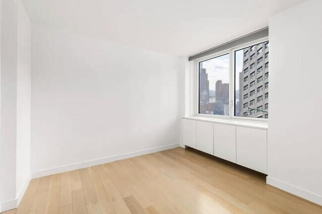 Foto del edificio - 3 bedroom in NEW YORK NY 10019