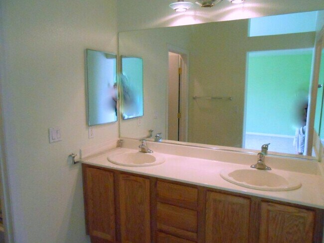 Foto del edificio - Beautiful Spacious 2 Story Home in Northwest