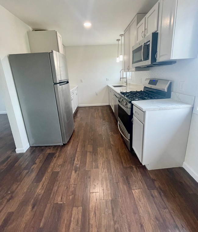 Building Photo - 4 bedroom single family home in Palmer!  New kitchen and fresh paint throughout. Available July 1!