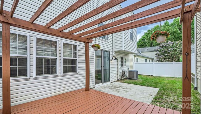 Building Photo - 9104 Meadowmont View Dr