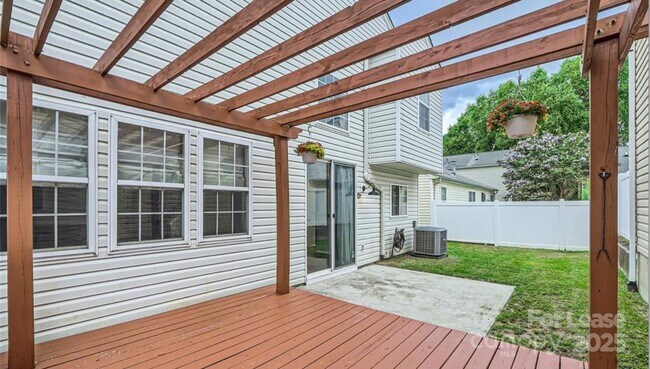 Foto del edificio - 9104 Meadowmont View Dr