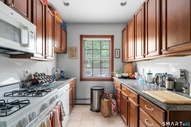 Building Photo - 623 Whitney Ave