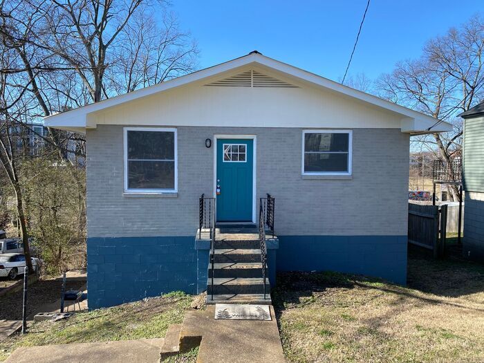 Primary Photo - 2 Bed / 1 Bath Apartment on 2nd Ave - Walk Downtown!