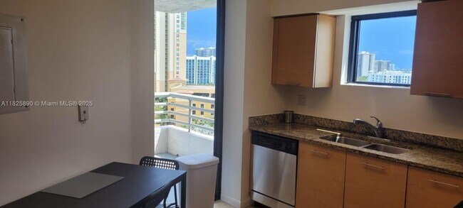 Foto del edificio - 3300 NE 191st St