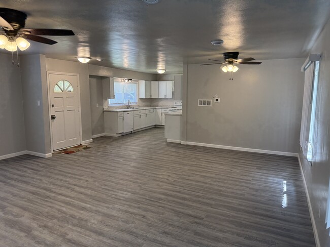 Building Photo - 5657 N 66th St