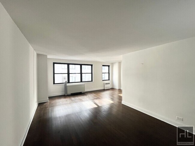 Building Photo - 5 AVENUE