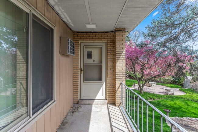 Building Photo - 2655 Maple (A)