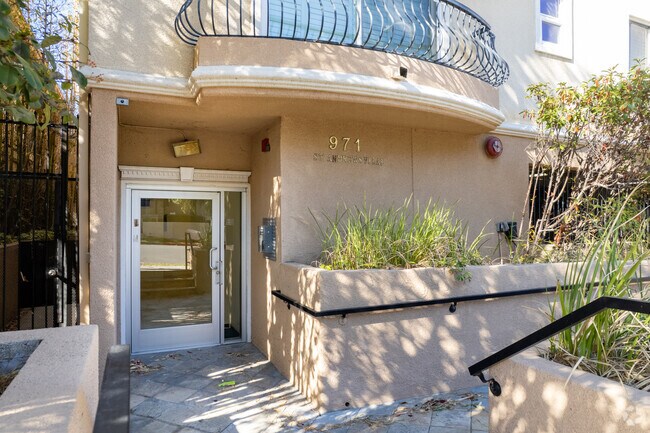 Building Photo - 971 S St Andrews Pl