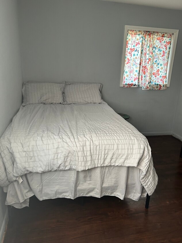 Queen bed, all new bedding. Room available inside home. - 31365 Pagels Dr