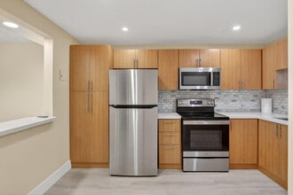 Building Photo - 830 S Hollybrook Dr