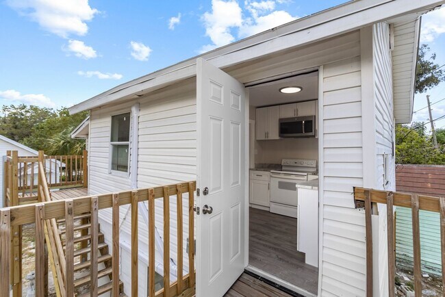 Foto del edificio - REDUCED Rent $1995.00.... 3 bed/2 bath Split Level, NEW downstairs addition, lots of extras *READ...