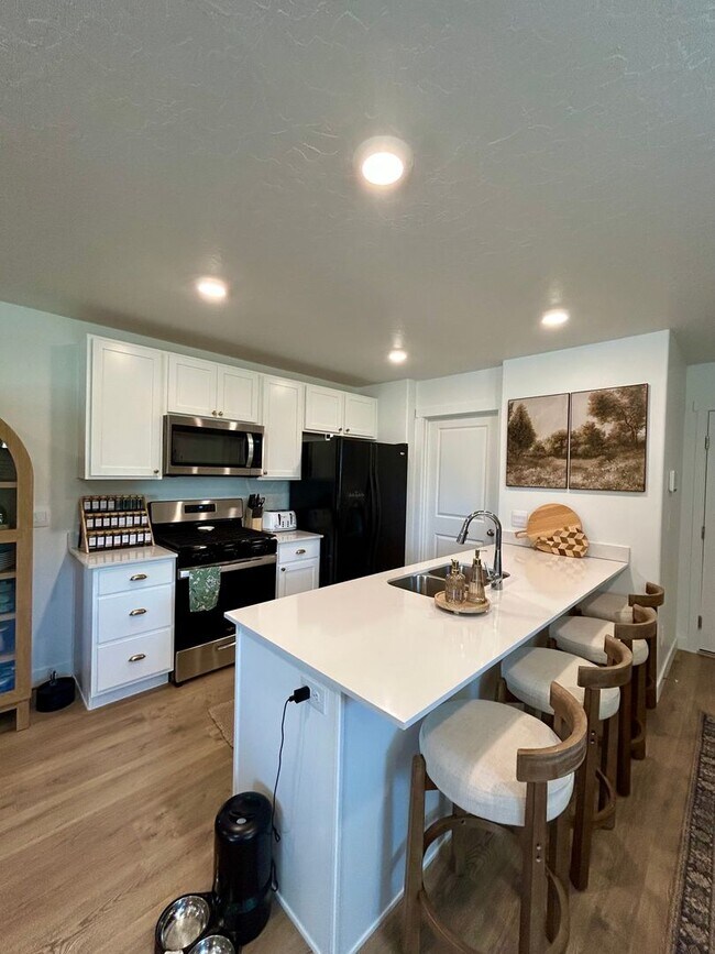 Foto del edificio - End Unit 3 bed 2 bath Townhome in Spanish ...