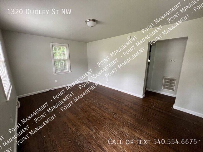 Foto del edificio - 1320 Dudley St NW