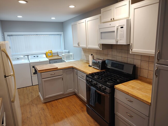 Building Photo - 534 W 39th St