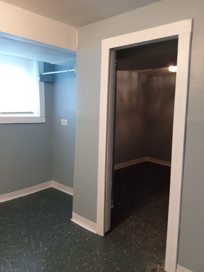 Foto del edificio - 2049 N Kilpatrick Ave