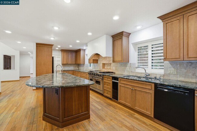 Foto del edificio - 2561 Rolling Hills Ct