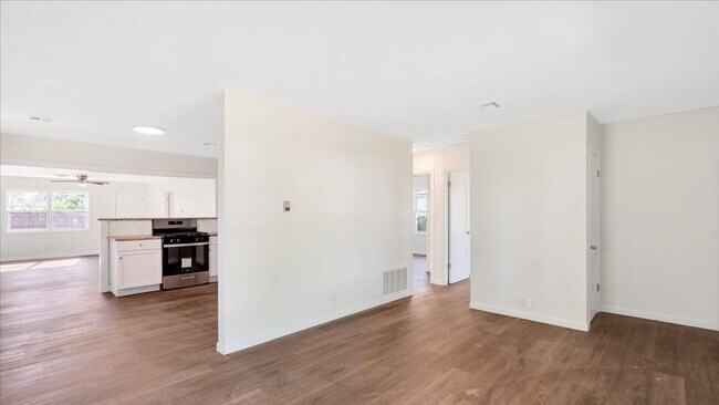 Building Photo - Newly remodeled 3 bedroom / 2 bath