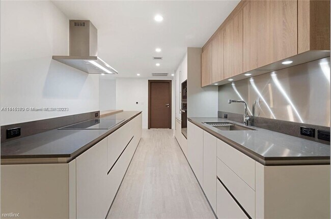 Building Photo - 3 br, 3.5 bath Condo - 1000 Brickell Plz U...