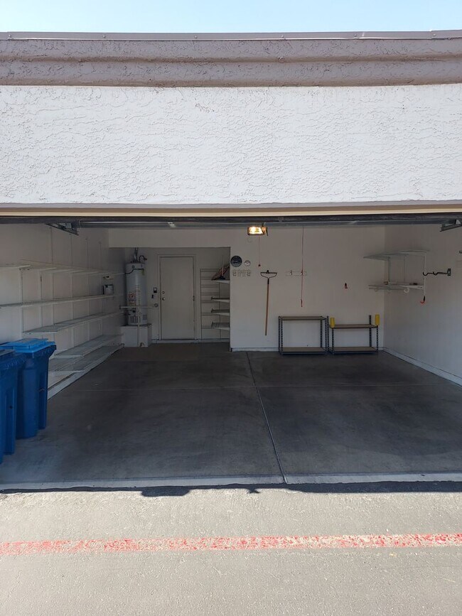 Building Photo - SINGLE STORY TOWN HOME 3 BEDROOM 2 BATH WI...