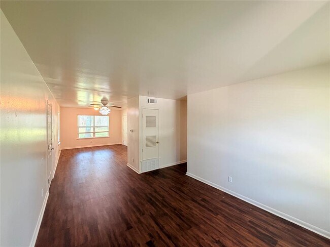 Foto del edificio - 8701 Parkfield Dr