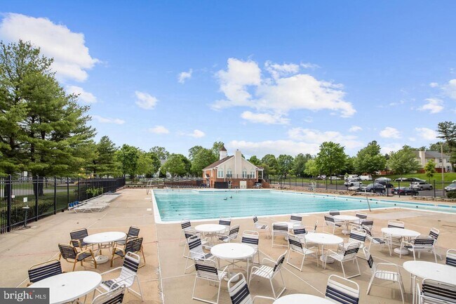 Building Photo - 7 Normandy Square Ct