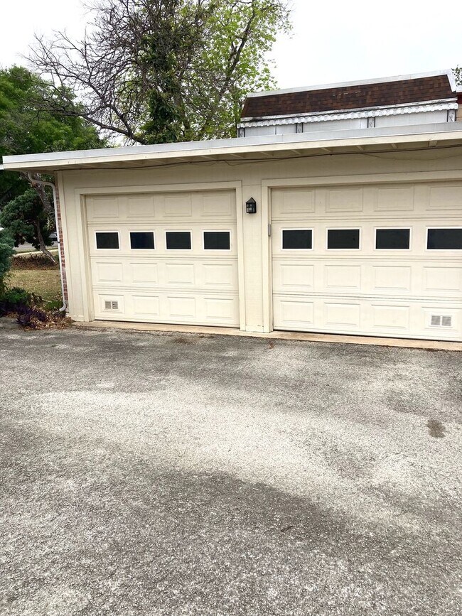 Foto del edificio - Maintenance free living in this updated condo