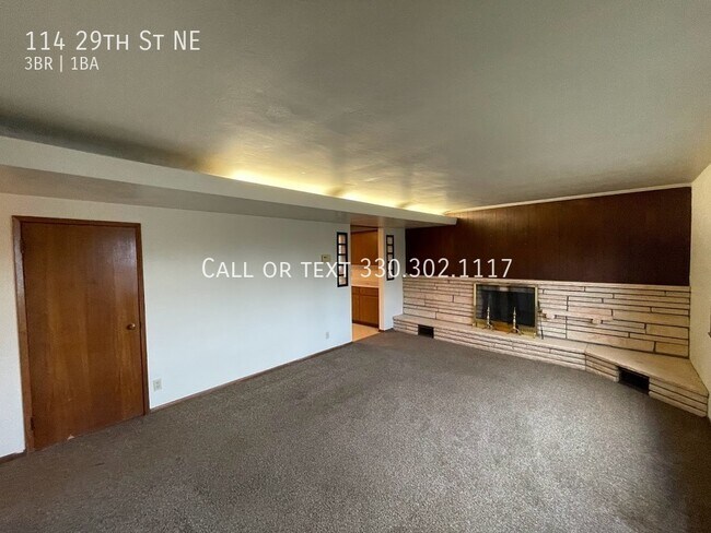 Foto del edificio - Large three bedroom one bathroom apartment...