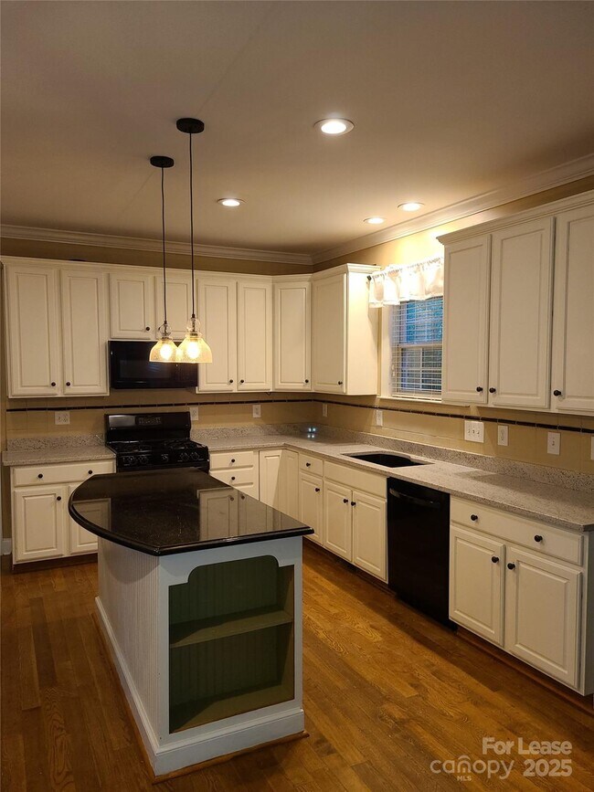 Foto del edificio - 604 Queenswater Ln