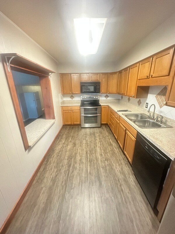 Building Photo - 1501 Lakeshore Blvd