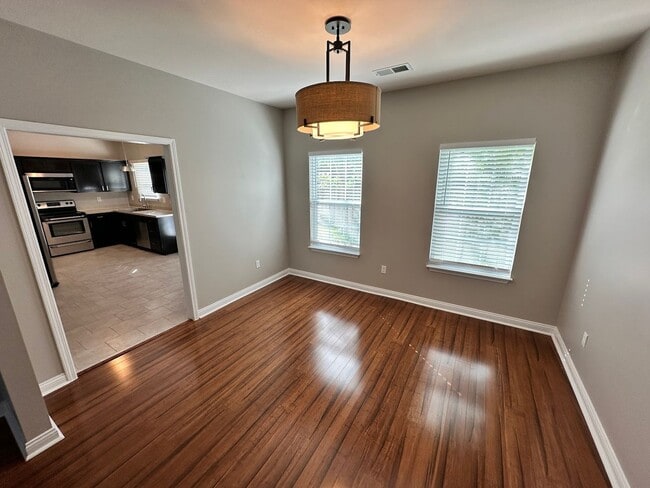 Foto del edificio - 408 Cunningham Ln