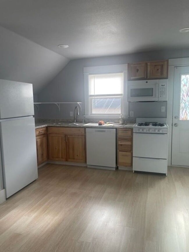 Building Photo - Updated Multi-Unit Home in Beautiful Tacoma!