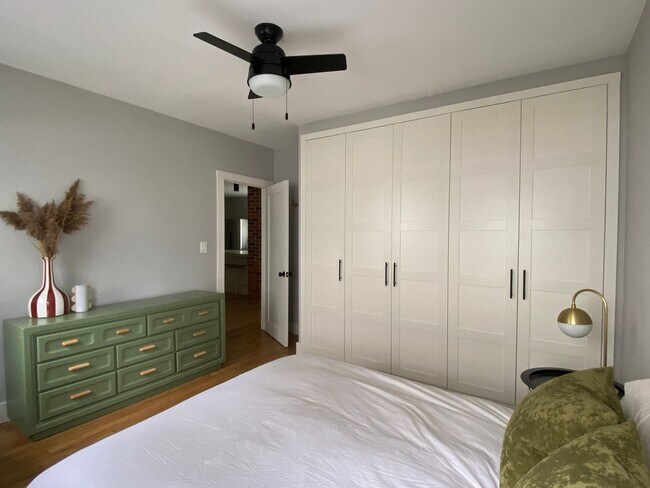 Building Photo - Remodeled Bright and Sunny 2 Bed / 1 Bath ...