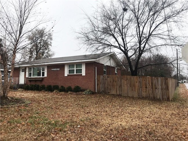 Building Photo - 810 N Kansas St